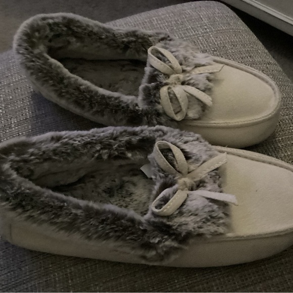 Cream and Gray Plush Lined Slippers for Indoor Comfort - Picture 2 of 4